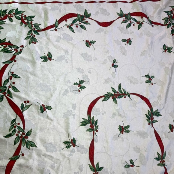 Vintage ivory mistletoe Holly Christmas tablecloth 64 x 50” - Picture 3 of 7